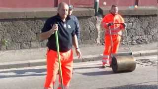 Al lavoro per riparare le buche [upl. by Bagley284]