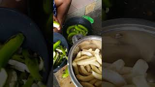 Comment éplucher une banane plantain avec le couteau pour preparer le koki au cameroun shorts [upl. by Mezoff808]