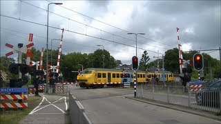 Spoorwegovergang Bilthoven  Dutch railroad crossing [upl. by Oinotla]