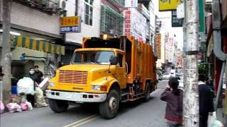 Müllwagen in Taiwan  Taiwanese Garbage Truck [upl. by Sert31]