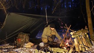 Zimowy biwak  zupa na kiełbasie nad ogniem kuchenka spirytusowa śnieżna noc i tarp [upl. by Chandra]