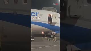 Stewardess asks for help closing airplanes door rrair cabincrew [upl. by Aremaj]