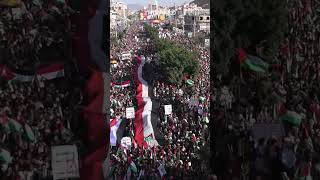 Tens of thousands demonstrate in Yemen in solidarity with Palestine [upl. by Gader]