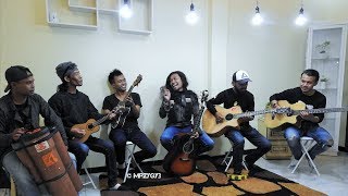 Usah Kau Lara Sendiri Acoustic Pengamen Jos The Gendhot [upl. by Jerol]