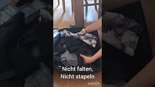 Kleidung richtig in den Koffer packen Lifehack [upl. by Barnebas]