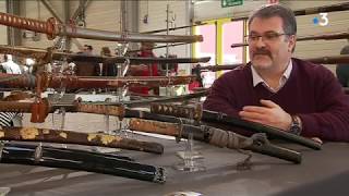 Le salon des armes anciennes fait le plein à Poitiers [upl. by Aleb]