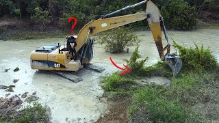 Incredible CAT teamwork Giant CAT 320D excavator helps stuck CATERPILAR excavator in deeply mud [upl. by Etoile565]