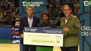 Entrega de cheques solidarios durante el partido dedicado a la Fundación Unicaja [upl. by Ecnaralc]