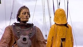 La petite géante et le scaphandrier Royal de Luxe 2009 [upl. by Ramraj]